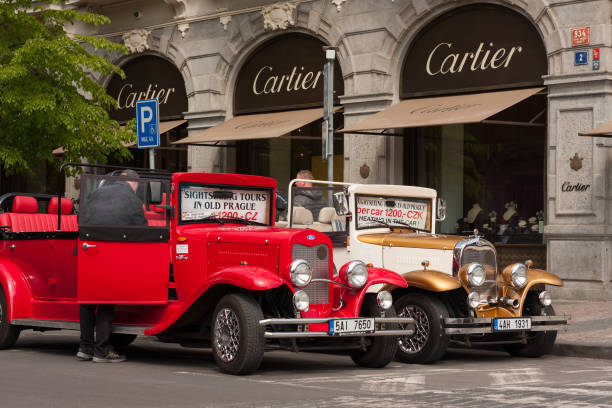 dos vintage ford automóviles estacionados en la calle de parizska en praga - classic europe urban scene prague fotografías e imágenes de stock