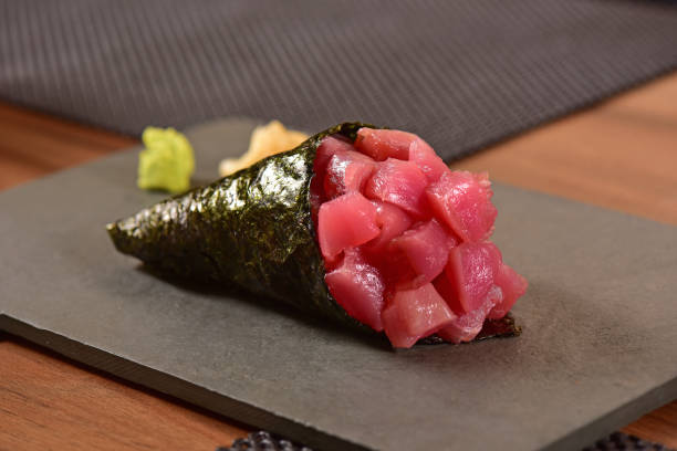 サーモン巻き - temaki food sushi salmon ストックフォトと画像