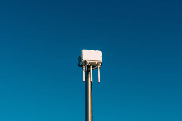 городской wi-fi маршрутизатор. уличный передатчик интернет-сигнала - access point стоковые фото и изображения
