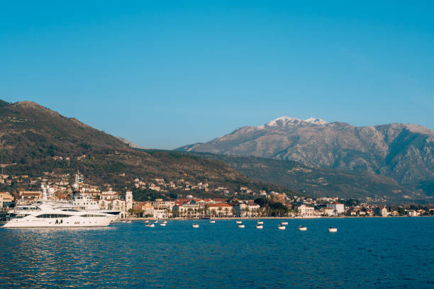 lovcen im schnee. schnee auf dem berg. ansicht von tivat. wasser - lovcen stock-fotos und bilder