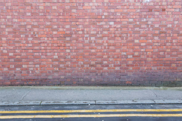 Brickwall texture with ground A brick facades in England pavement ends sign stock pictures, royalty-free photos & images