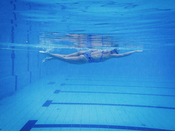 посвященная спортсменка плавание в бассейне - body care power swimming goggles swimming стоковые фото и изображения