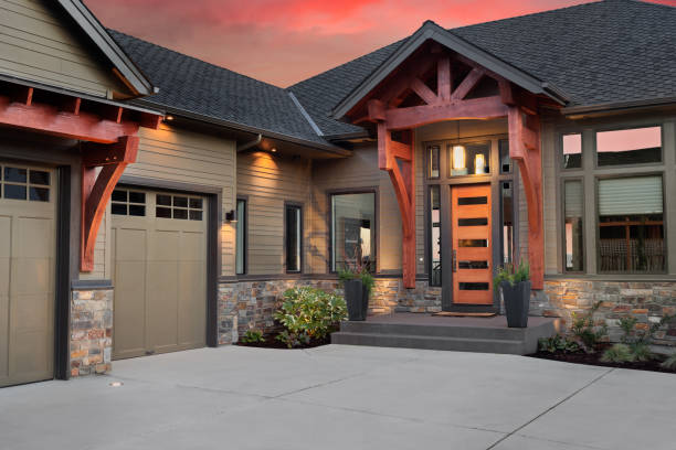 красивая главная внешняя деталь с красочным закатом: передняя дверь, вход и гараж - suburb house garage facade стоковые фото и изображения