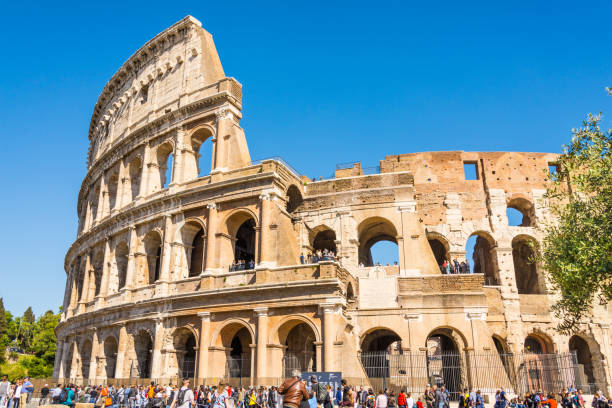 roma, itália - 24 de abril de 2017. o coliseu. - gladiator rome italy sunlight - fotografias e filmes do acervo