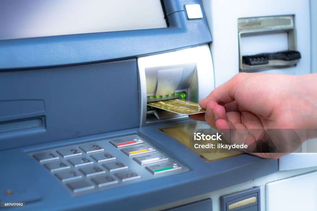 Insertar tarjeta ATM mano - Foto de stock de Cajero automático libre de derechos