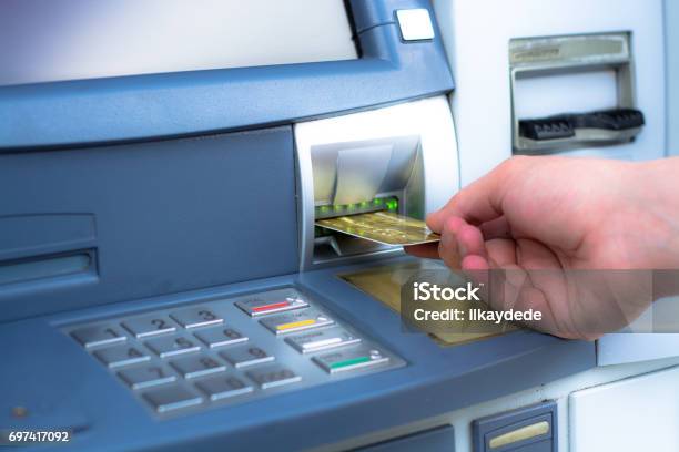 Insertar Tarjeta Atm Mano Foto de stock y más banco de imágenes de Cajero automático - Cajero automático, Tarjeta de crédito, Préstamo