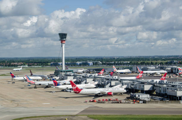 avions à heathrow terminal 3, londres - virgin group photos et images de collection