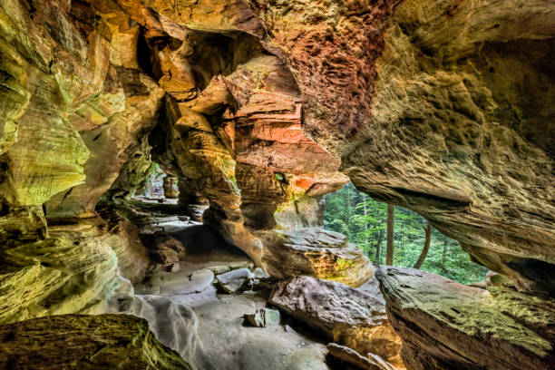 dentro de la casa roca - natural tunnel state park fotografías e imágenes de stock