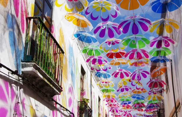 mbrellas para colorear el cielo - umbrella decoration fotografías e imágenes de stock
