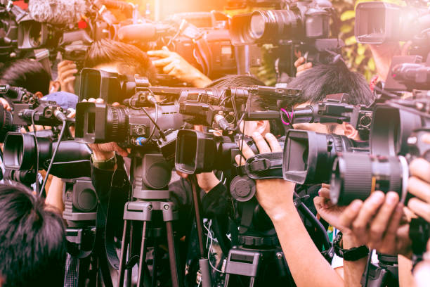 grande número de repórter de imprensa e mídia em evento de radiodifusão - video conference camera - fotografias e filmes do acervo