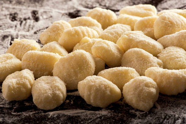생 쌀된 이탈리아 밀가루만 두 - wheat pasta flour italy 뉴스 사진 이미지