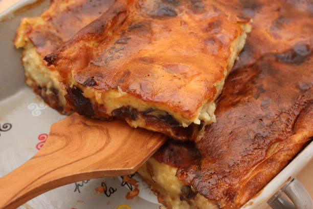 pastelaria de breton longe de bretanha - clafoutis brittany food dried prune - fotografias e filmes do acervo