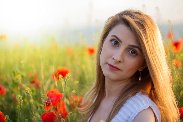 retrato de mujer rubia en campo de amapolas - poppy oriental poppy plant spring fotografías e imágenes de stock