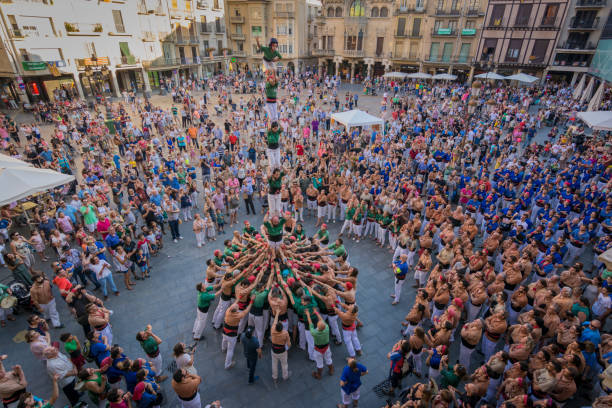 reus, españa - 17 de junio de 2017: rendimiento de castells, un castell es una torre humana construida tradicionalmente en festivales en cataluña - castellers fotografías e imágenes de stock