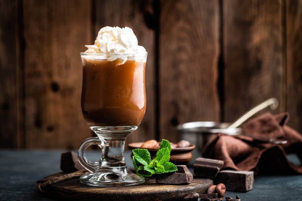 mrożony napój kakaowy z bitą śmietaną, zimnym napojem czekoladowym, kawa frappe na ciemnym tle - latté cafe macchiato cappuccino cocoa zdjęcia i obrazy z banku zdjęć