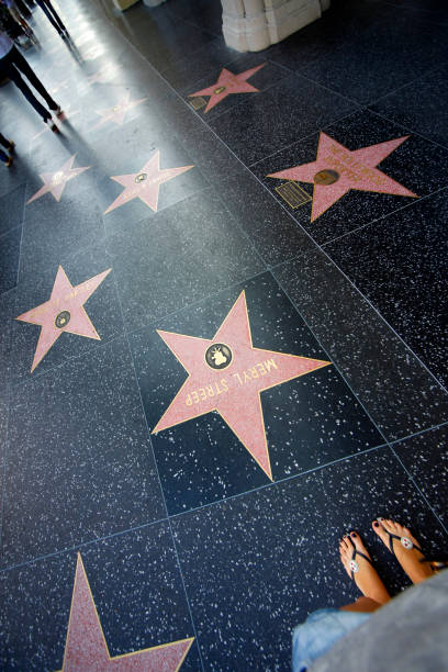 una persona cammina lungo la hollywood walk of fame. - bob marley foto e immagini stock