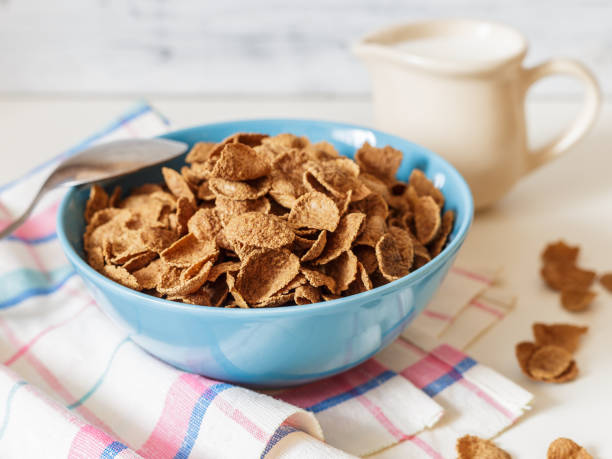 weizen buchweizen-kleie-müsli mit milch in keramikschale - bran cereal stock-fotos und bilder