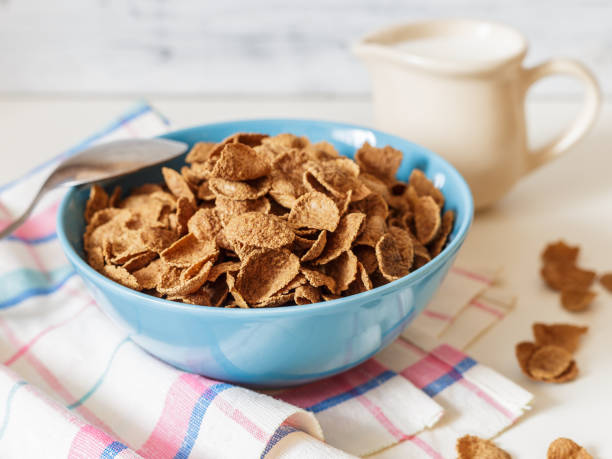 cereal de desayuno de salvado trigo trigo sarraceno con leche en el tazón de cerámica - bran flakes fotografías e imágenes de stock