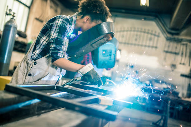 besser als jeder mann - welder manual worker african descent steel worker stock-fotos und bilder