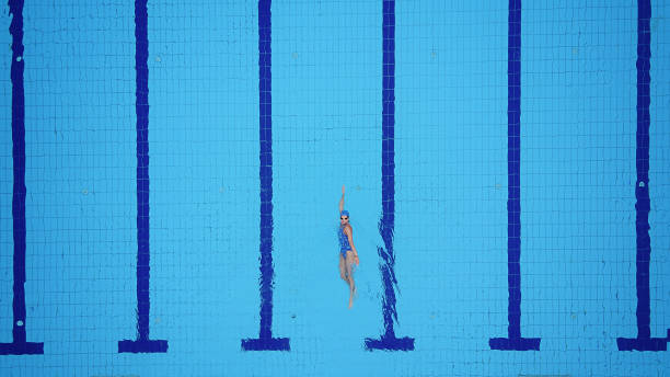 drone point de vue sur la piscine et nageuse femelle - dos crawlé photos et images de collection