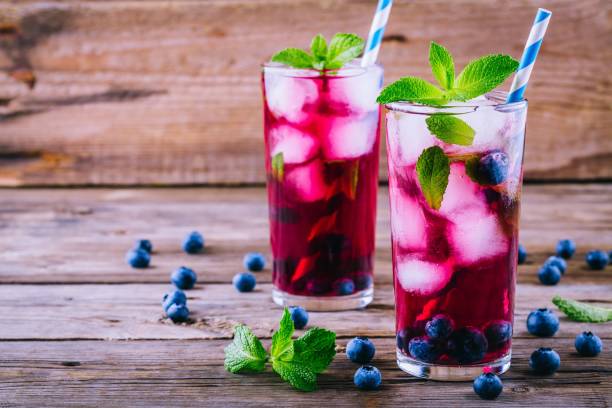 jagodowa lodowa sangria z miętą w okularach - blue blueberry cold food descriptive color zdjęcia i obrazy z banku zdjęć