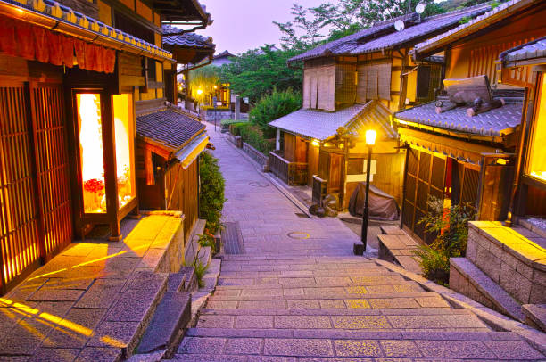 京都夜の三年坂 - 旅館 ストックフォトと画像