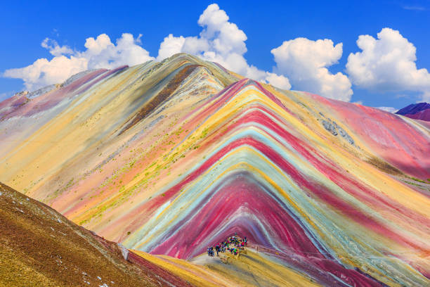 vinicunca, región de cusco, perú. - arcoiris reales fotografías e imágenes de stock