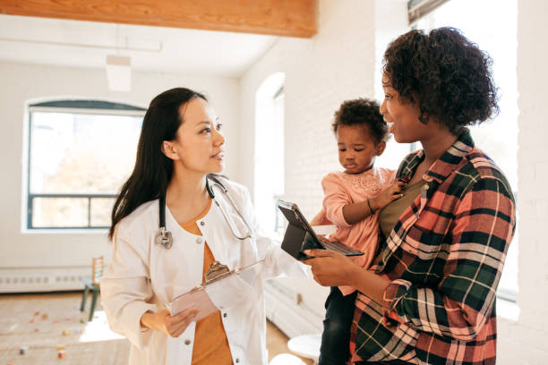 visite un médecin - doctor child baby healthcare and medicine photos et images de collection