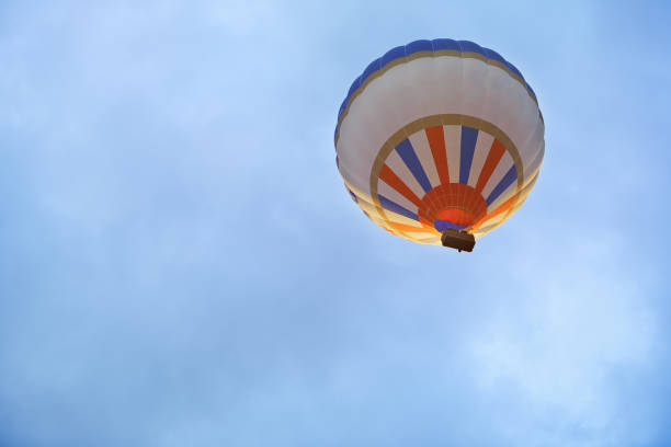 balão de ar, voando no céu. foto horizontal - traditional festival adventure air air vehicle - fotografias e filmes do acervo