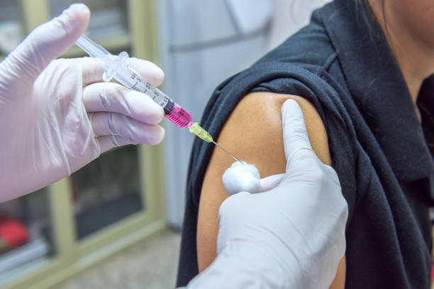 close-up hands,nurses are vaccinations to patients using the syringe.doctor vaccinating women in hospital.are treated by the use of sterile injectable upper arm. injection - upper arm fotos imagens e fotografias de stock