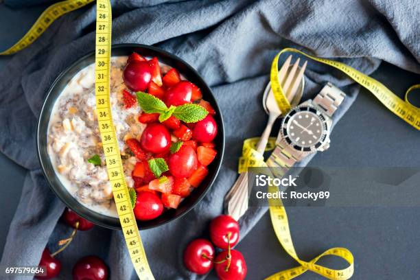 Intermittierende Fasten Stockfoto und mehr Bilder von Gesunde Ernährung - Gesunde Ernährung, Abnehmen, Speisen und Getränke