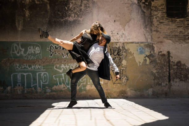 paar tänzer sahen einander - city life funky cool urban scene stock-fotos und bilder