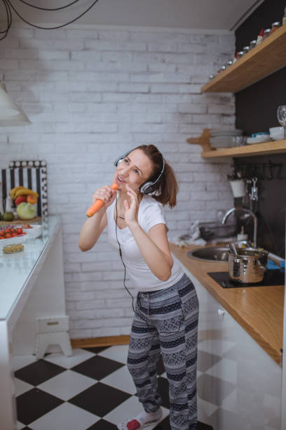 istock Singing to the carrot 697593878
