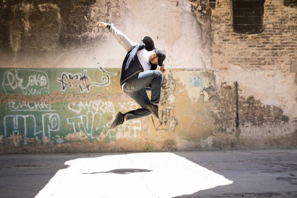 ballerino urbano maschio nell'aria - dancing dancer hip hop jumping foto e immagini stock