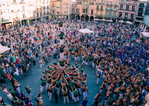 reus, spanien - 17. juni 2017: castells leistung, ein castell ist eine menschliche turm traditionell bei festivals in catalonia - castellers stock-fotos und bilder