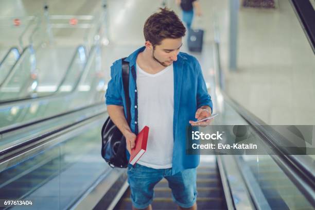 Controleren Van Berichten Stockfoto en meer beelden van Jonge mannen - Jonge mannen, Smartphone, 20-29 jaar