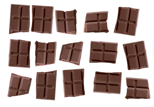 des tablettes de chocolat bruns isolés sur fond blanc, morceaux de chocolat et chocolat gros plan bar noir ou foncé - brown chocolate candy bar close up photos et images de collection