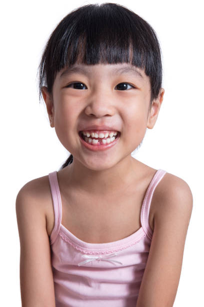 felice ragazza cinese asiatica con sorriso sdentato - toothless smile foto e immagini stock