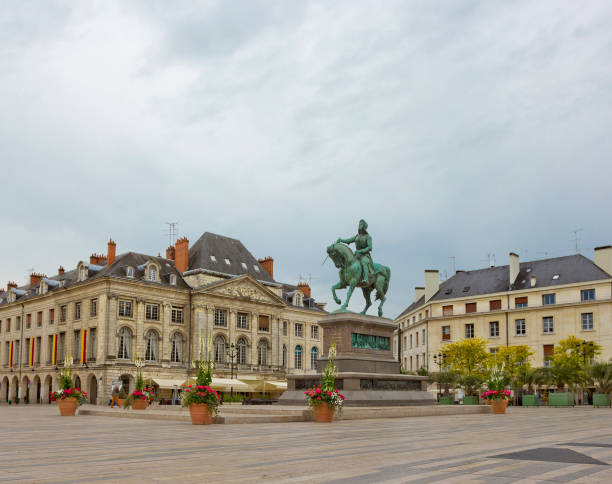 estatua de juana de arco (por denis foyatier) en place du martroi en orleans, francia - orleans fotografías e imágenes de stock