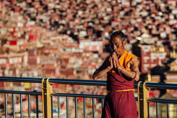 寺外に祈って高齢者僧侶。 - monk tibet buddhism china ストックフォトと画像