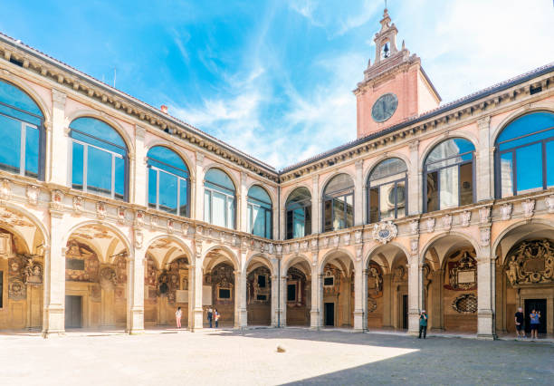 bolonha, emilia-romagna, itália. 21 de maio de 2017. interior do edifício histórico chamado "biblioteca comunale dell'archiginnasio" na praça de galvani - torre degli asinelli - fotografias e filmes do acervo