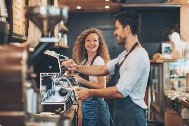 praca obok siebie - barista zdjęcia i obrazy z banku zdjęć