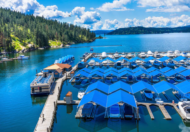 capas azuis calçadão marina piers barcos reflexão lago coeur d alene idaho - marina lake nautical vessel water - fotografias e filmes do acervo