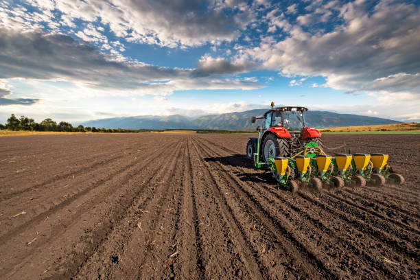 農業トラクター種まきやフィールドを開拓します。 - plowed field dirt agriculture field ストックフォトと画像