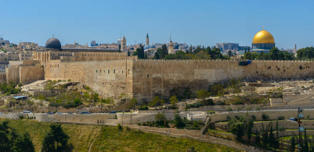 エルサレム旧市街をパノラマ ビュー - the western wall wall east city ストックフォトと画像