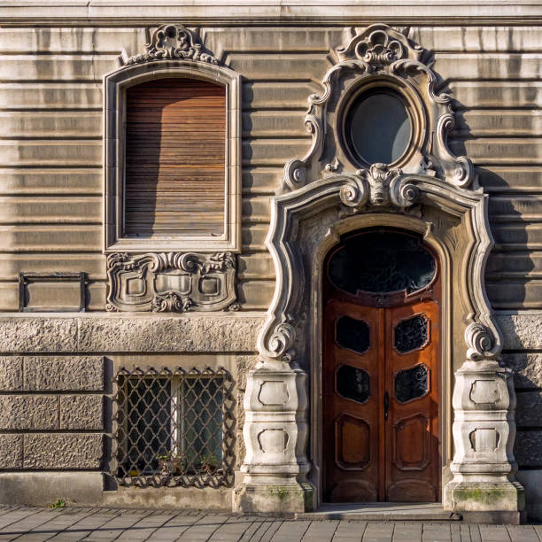Until 1958, the President actually lived in La Moneda, and frequently used the door to access the presidential residence. During the 1973 coup, President Salvador Allende's body was removed from the palace through Morandé 80, and the door was later sealed during renovations on La Moneda. After the return of democracy to Chile, Morandé 80 was used as a symbol by Allende's former supporters.