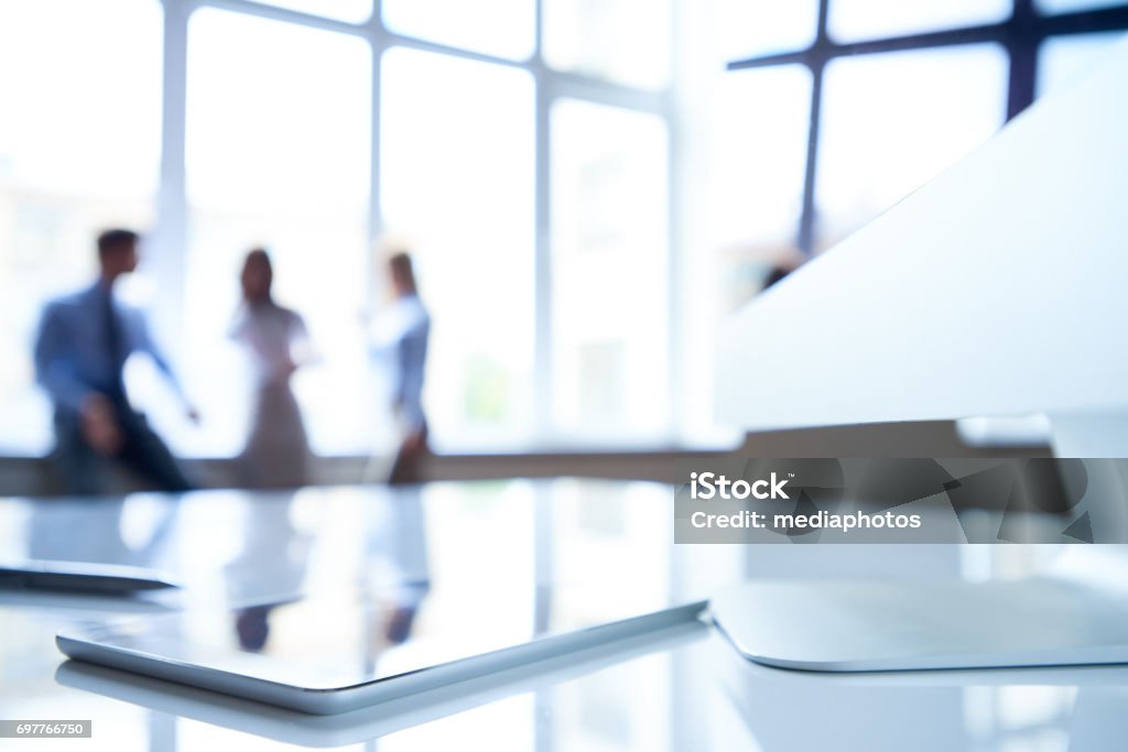 Schreibtisch mit Technologien - Lizenzfrei Unscharf gestellt Stock-Foto