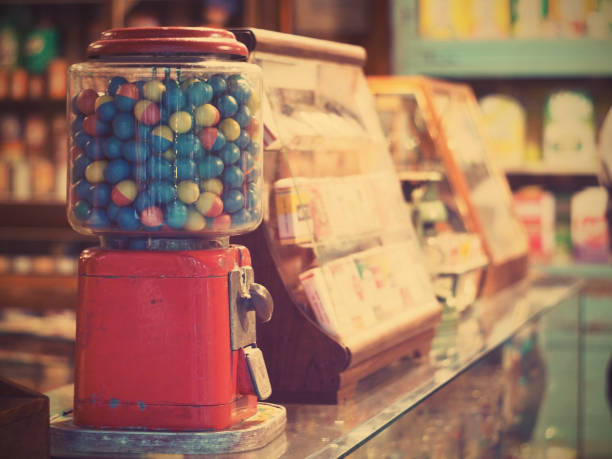 jogar ovos na máquina de chicletes vintage no balcão de vidro em mercearia, efeito de filtro vintage - vending machine coin machine coin operated - fotografias e filmes do acervo