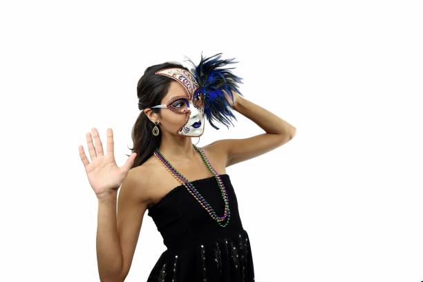 仮面舞踏会マスクを身に着けている魅力的な美しい若い女性 - carnival mardi gras mask peacock ストックフォトと画像