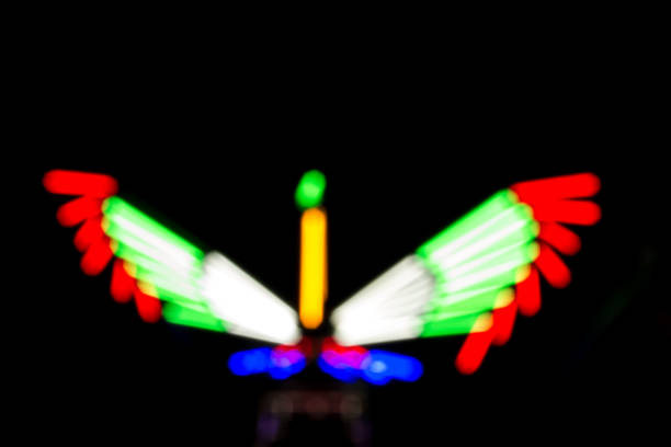 ruota uccello ferris likr molto sfocata - ferris wheel wheel night neon light foto e immagini stock